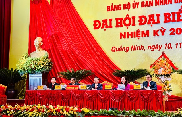 Đo&agrave;n Chủ tịch điều h&agrave;nh đại hội.