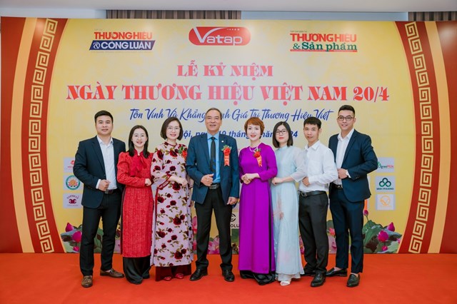 Đại điện c&ocirc;ng ty nhận c&uacute;p t&ocirc;n vinh v&agrave; khẳng định gi&aacute; trị thương hiệu Việt &nbsp;