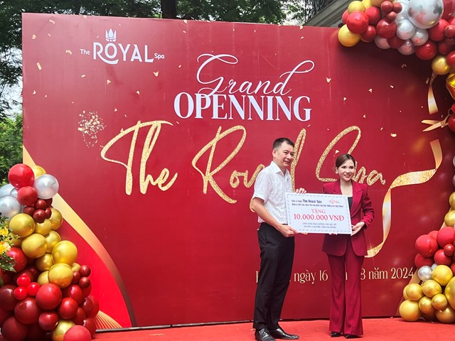 The&nbsp;Royal Spa đ&atilde; trao tặng 10.000.000 đồng cho con của hai đồng ch&iacute; liệt sỹ huyện Vị Xuy&ecirc;n, tỉnh H&agrave; Giang