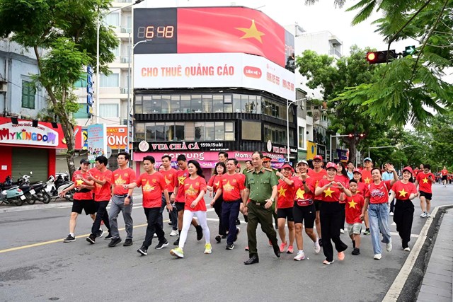 C&aacute;c đại biểu, c&aacute;n bộ chiến sĩ C&ocirc;ng an th&agrave;nh phố c&ugrave;ng nh&acirc;n d&acirc;n di chuyển qua c&aacute;c tuyến phố trung t&acirc;m, hưởng ứng chương tr&igrave;nh.