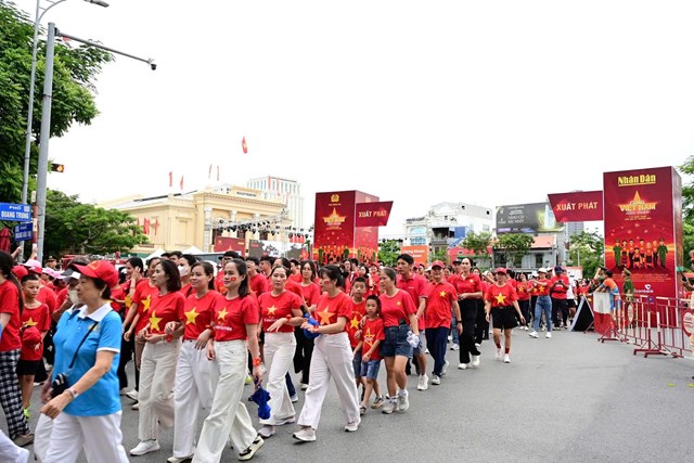 Kh&ocirc;ng kh&iacute; phấn khởi, đo&agrave;n kết trong từng bước ch&acirc;n của người tham gia.