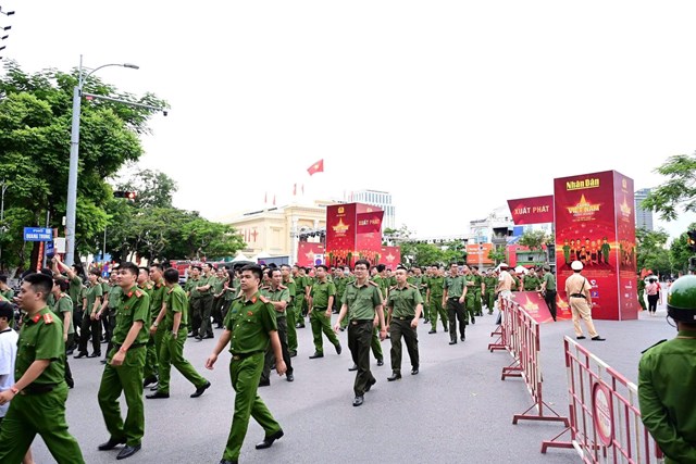 C&aacute;c đại biểu v&agrave; người d&acirc;n c&aacute;n đ&iacute;ch, ho&agrave;n th&agrave;nh lộ tr&igrave;nh hưởng ứng &ldquo;1 tỷ bước ch&acirc;n