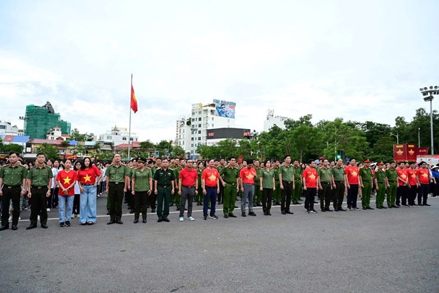 To&agrave;n cảnh Lễ ph&aacute;t động tại Quảng trường Nh&agrave; h&aacute;t th&agrave;nh phố với sự tham gia đ&ocirc;ng đảo c&aacute;c lực lượng v&agrave; người d&acirc;n.