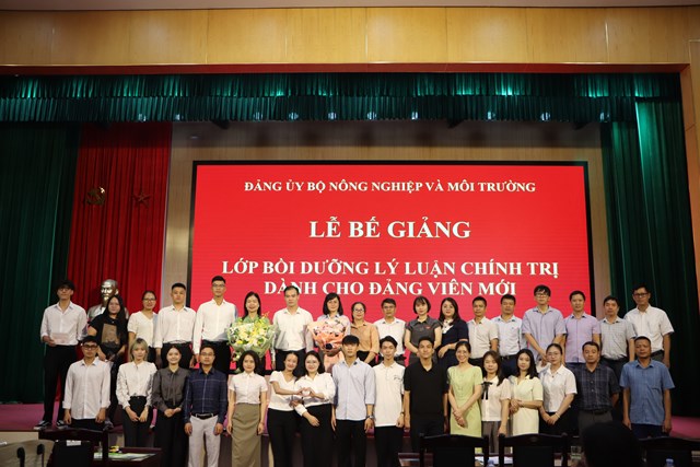Đảng ủy Bộ N&#244;ng nghiệp v&#224; M&#244;i trường: Bế giảng lớp Bồi dưỡng l&#253; luận ch&#237;nh trị d&#224;nh cho đảng vi&#234;n mới năm 2025 - Ảnh 8