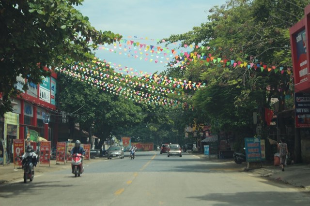 Hệ thống đường giao th&ocirc;ng tr&ecirc;n địa b&agrave;n huyện Thanh Sơn rất khang trang sạch đẹp. Ảnh: Sơn Thủy