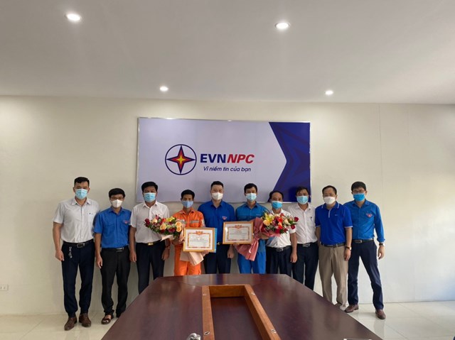 Đồng ch&iacute; H&agrave; Đức Minh - Ủy vi&ecirc;n Ban Thường vụ TW đo&agrave;n, Tỉnh ủy vi&ecirc;n, B&iacute; thư Tỉnh đo&agrave;n L&agrave;o Cai (đứng giữa) khen tặng đo&agrave;n vi&ecirc;n Nguyễn Trung Th&agrave;nh (mặc đồng phục ng&agrave;nh điện)