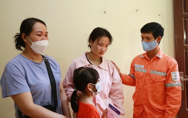 Khoảnh khắc gặp gỡ giữa gia đ&igrave;nh chị Thủy v&agrave; anh c&ocirc;ng nh&acirc;n điện lực Nguyễn Trung Th&agrave;nh diễn ra v&ocirc; c&ugrave;ng x&uacute;c động (ảnh PC L&agrave;o Cai)