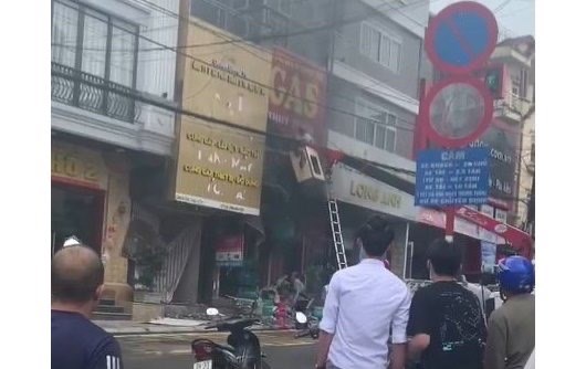 Xe gầu của Điện lực Sapa giải cứu 2 ch&aacute;u b&eacute; tại tầng 2 của căn nh&agrave;