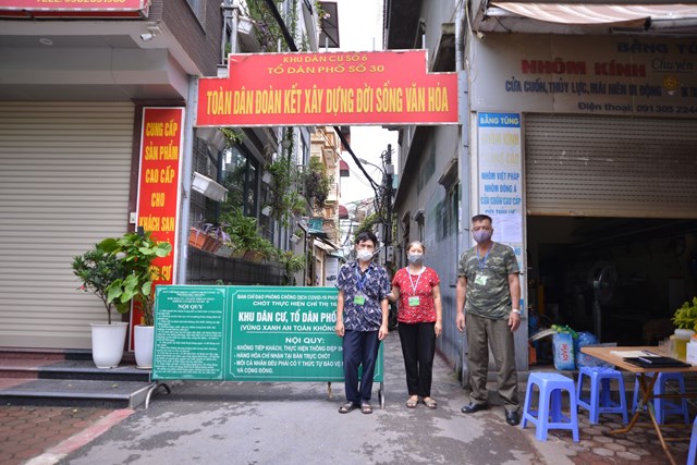 Tại điểm chốt kiểm so&aacute;t dịch COVID-19 tổ d&acirc;n phố số 30, ng&otilde; 94 phường Ph&uacute; Thượng được kiểm so&aacute;t ra v&agrave;o chặt chẽ đảm bảo c&ocirc;ng t&aacute;c an to&agrave;n v&ugrave;ng xanh - Ảnh: Sơn Thủy