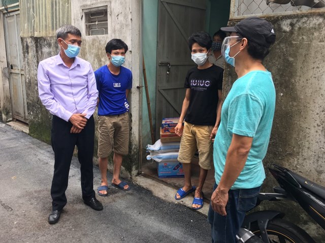 Trường hợp anh Nguyễn Văn Vượng (qu&ecirc; huyện Ứng H&ograve;a, H&agrave; Nội) thu&ecirc; trọ ở tổ d&acirc;n phố số 7, khu d&acirc;n cư số 6 gặp kh&oacute; khăn đ&atilde; được tổ d&acirc;n phố hỗ trợ - Ảnh: Sơn Thủy