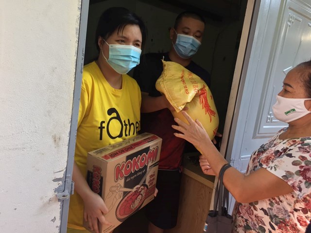 Chị Ho&agrave;ng Hải Yến (qu&ecirc; thị trấn Th&aacute;c B&agrave;, huyện Y&ecirc;n B&igrave;nh, Y&ecirc;n B&aacute;i) thu&ecirc; trọ ở tổ d&acirc;n phố số 7, khu d&acirc;n cư số 6 gặp kh&oacute; khăn đ&atilde; được tổ d&acirc;n phố hỗ trợ - Ảnh: Sơn Thủy