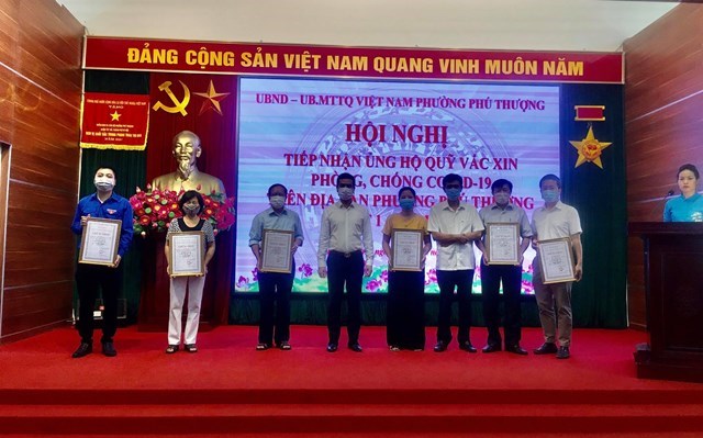 L&atilde;nh đạo UBND phường, Ủy ban Mặt trận Tổ quốc Việt Nam phường Ph&uacute; Thượng đ&atilde; nhận được sự ủng hộ nhiệt t&igrave;nh của c&aacute;c tập thể, c&aacute; nh&acirc;n v&agrave; một số doanh nghiệp tr&ecirc;n địa b&agrave;n phường - Ảnh: Sơn Thủy