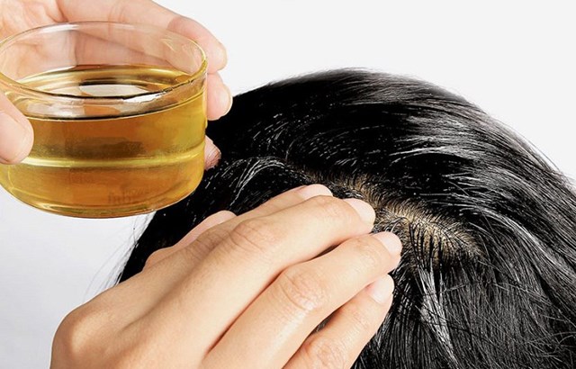 D&ugrave;ng hỗn hợp n&agrave;y thoa l&ecirc;n t&oacute;c, giữ nguy&ecirc;n trong khoảng 30 - 45 ph&uacute;t, massage nhẹ nh&agrave;ng v&agrave; xả lại bằng nước sạch.