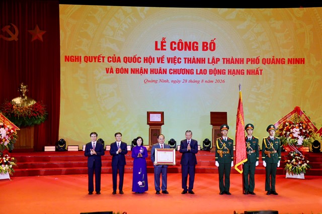 Tổng B&iacute; thư, Chủ tịch nước T&ocirc; L&acirc;m trao Hu&acirc;n chương Lao động hạng Nhất cho Đảng bộ, ch&iacute;nh quyền v&agrave; nh&acirc;n d&acirc;n th&agrave;nh phố Quảng Ninh.