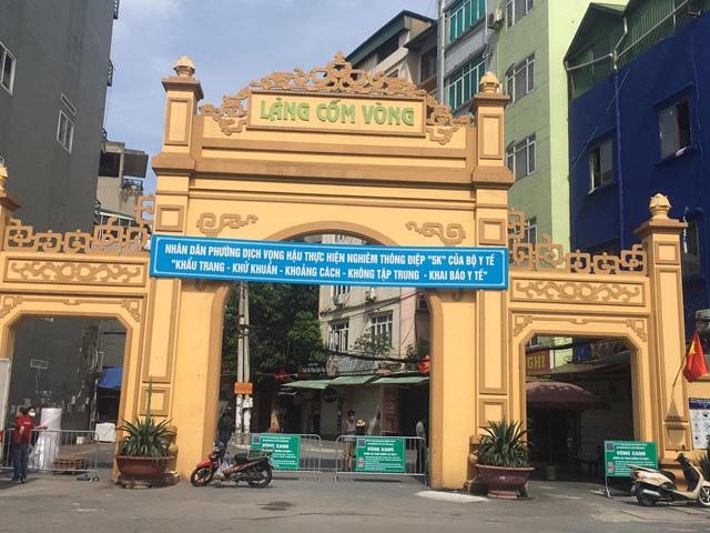 Tại chốt kiểm so&aacute;t dịch Covid-19 ng&otilde; 44 đường Trần Th&aacute;i T&ocirc;ng, phường Dịch Vọng Hậu được kiểm so&aacute;t ra v&agrave;o chặt chẽ đảm bảo c&ocirc;ng t&aacute;c an to&agrave;n v&ugrave;ng xanh - Ảnh: Sơn Thủy