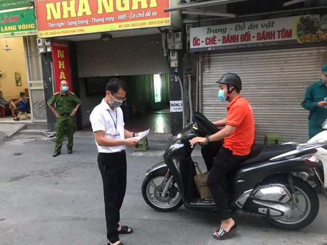 C&ocirc;ng t&aacute;c chốt kiểm so&aacute;t tại số 2, ng&otilde; 44 đường Trần Th&aacute;i T&ocirc;ng thắt chặt kiểm tra ra v&agrave;o nghi&ecirc;m ngặt - Ảnh: Sơn Thủy