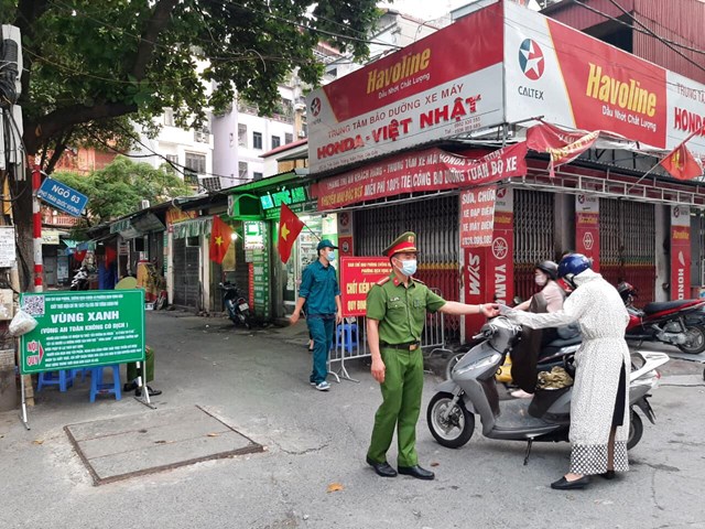 Tại chốt kiểm so&aacute;t dịch Covid-19 ng&otilde; 66 đường Trần Quốc Vượng, phường Dịch Vọng Hậu lực lượng c&ocirc;ng an phường tăng cường kiểm tra người d&acirc;n ra v&agrave;o nghi&ecirc;m ngặt chặt chẽ đảm bảo c&ocirc;ng t&aacute;c an to&agrave;n v&ugrave;ng xanh - Ảnh: Sơn Thủy