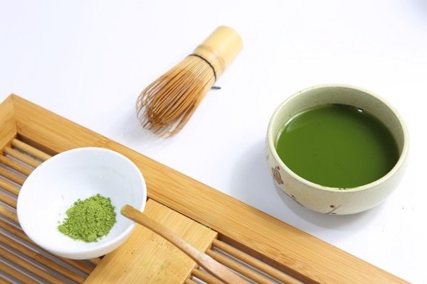 Đối với tr&agrave; matcha chất lượng, bột sẽ c&oacute; hương&nbsp;thơm m&aacute;t dịu, dễ lan tỏa, dễ chịu, cuốn h&uacute;t.