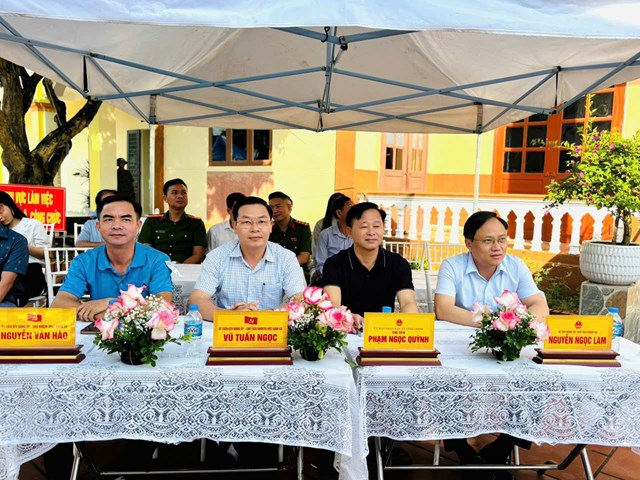 C&aacute;c đồng ch&iacute; l&atilde;nh đạo x&atilde; dự khai mạc hội thi
