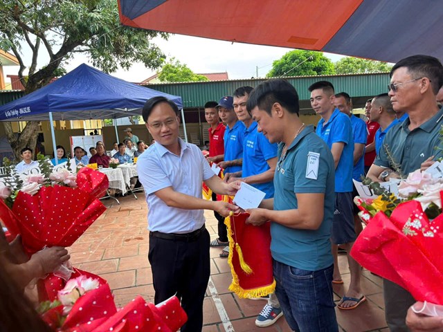 L&atilde;nh đạo x&atilde; trao qu&agrave;, động vi&ecirc;n c&aacute;c ph&aacute;o thủ xuất sắc