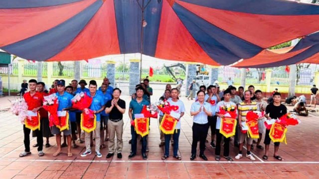 B&iacute; thư Nguyễn Ngọc Lam v&agrave; Chủ tịch Nguyễn Ngọc Quỳnh tặng hoa v&agrave; cờ cho c&aacute;c đội tham gia