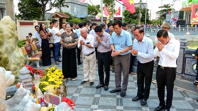 Đại biểu, nh&acirc;n d&acirc;n c&ugrave;ng d&acirc;ng hương tại Giếng l&agrave;ng v&agrave; 5 &ocirc;ng Ch&oacute; đ&aacute;, thể hiện l&ograve;ng th&agrave;nh k&iacute;nh với tổ ti&ecirc;n