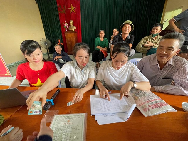 C&aacute;n bộ chức năng phối hợp chi trả hỗ trợ Tết Độc lập cho người d&acirc;n TDP H&agrave; Nhuận, Phường An Phong, TP Hải Ph&ograve;ng