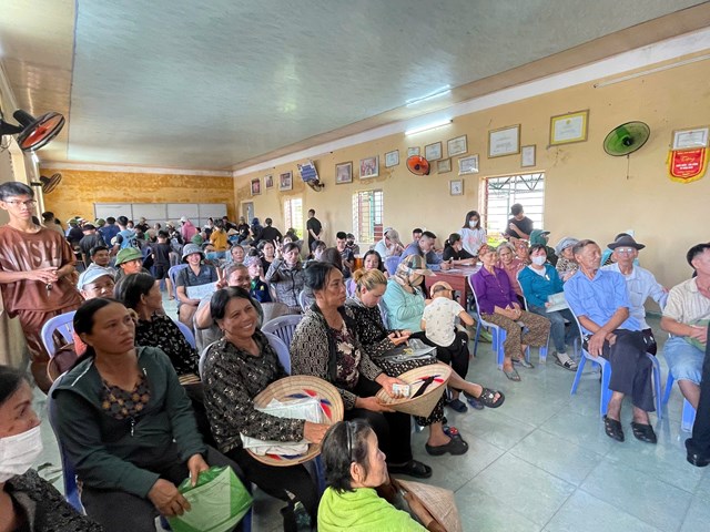 Đ&ocirc;ng đảo b&agrave; con tập trung tại nh&agrave; văn h&oacute;a khu d&acirc;n cư để nhận chi trả