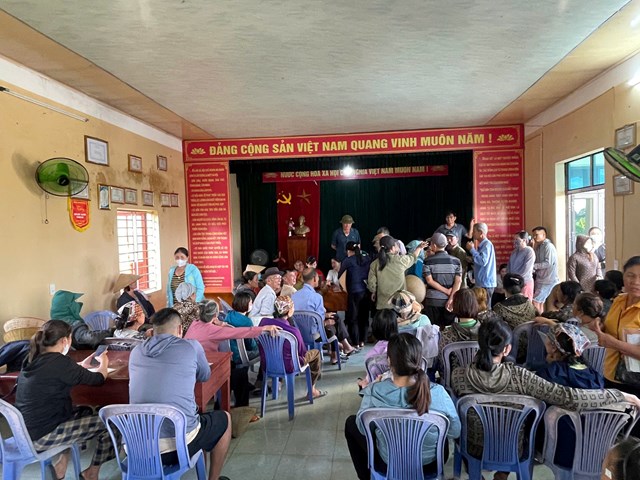 Người d&acirc;n phường An Phong l&agrave;m thủ tục nhận hỗ trợ 100.000 đồng nh&acirc;n dịp Tết Độc lập