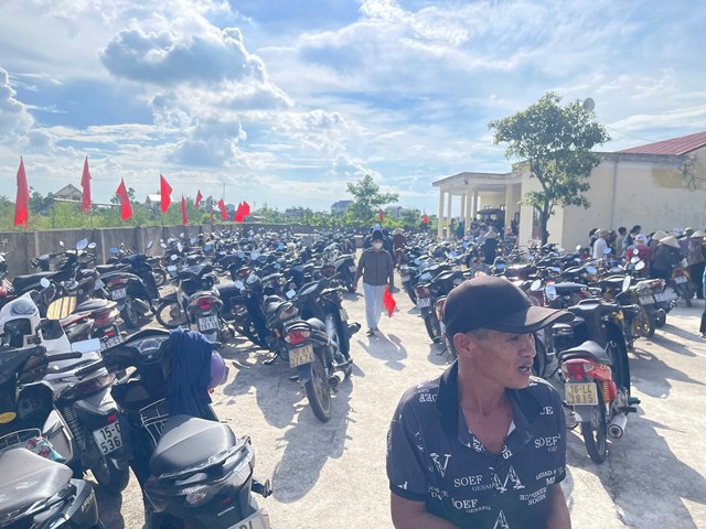 S&acirc;n nh&agrave; văn h&oacute;a rợp cờ đỏ, xe m&aacute;y của nh&acirc;n d&acirc;n tập trung về dự ng&agrave;y chi trả