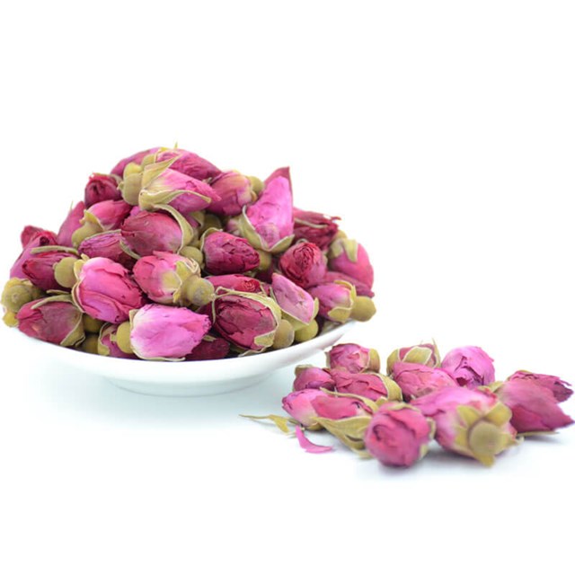 Tr&agrave; hoa hồng được nhắc tới trong Đ&ocirc;ng y l&agrave; vị&nbsp;thảo dược&nbsp;c&oacute; vị ngọt, t&iacute;nh &ocirc;n, thơm m&aacute;t, kh&ocirc;ng độc.