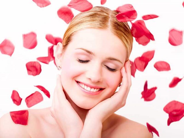 Trong l&agrave;m đẹp, hoa hồng được xem l&agrave; một th&agrave;nh phần l&agrave;nh t&iacute;nh v&agrave; rất tốt cho da.