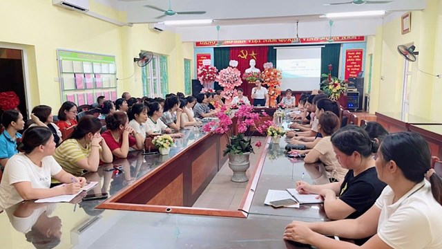 Trước đ&oacute;, ng&agrave;y 29/8/2024, nh&agrave; trường đ&atilde; tổ chức Hội nghị triển khai nhiệm vụ năm học 2024 - 2025 với sự tham gia đầy đủ 100% c&aacute;c CBGVNV. Tại Hội nghị, c&aacute;c CBGVNV nh&agrave; trường đ&atilde; được nghe đồng ch&iacute; Đỗ Thị Thanh Nh&acirc;m - Hiệu trưởng nh&agrave; trường b&aacute;o c&aacute;o những kết quả đạt được trong năm học 2023 - 2024, một năm học với nhiều nỗ lực, cố gắng đ&atilde; đạt được một số th&agrave;nh t&iacute;ch như: Trường đạt LĐTT cấp Quận; Đạt đơn vị ti&ecirc;n tiến về TDTT; Đạt ti&ecirc;u chuẩn trường học an to&agrave;n- ph&ograve;ng chống tai nạn thương t&iacute;ch...