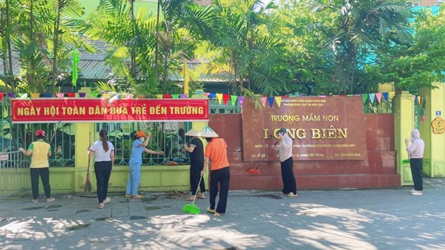 Để l&agrave;m tốt c&ocirc;ng t&aacute;c chuẩn bị cho ng&agrave;y khai giảng năm học mới, Nh&agrave; trường đ&atilde; tiến h&agrave;nh dọn dẹp, bổ sung th&ecirc;m hoa tươi cho khu vực s&acirc;n trường, c&aacute;c h&agrave;nh lang, tạo kh&ocirc;ng kh&iacute; tưng bừng cho trẻ trong ng&agrave;y khai giảng.