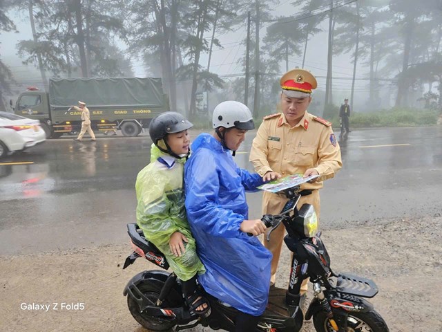 Đồng loạt ra qu&#226;n bảo đảm trật tự, an to&#224;n giao th&#244;ng dịp Lễ Khai giảng năm học mới - Ảnh 1