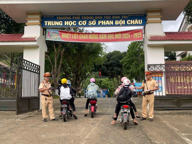 Đồng loạt ra qu&#226;n bảo đảm trật tự, an to&#224;n giao th&#244;ng dịp Lễ Khai giảng năm học mới - Ảnh 15