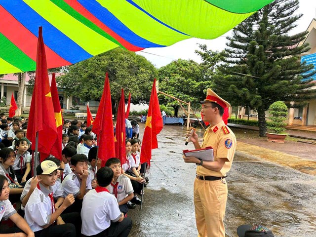 Đồng loạt ra qu&#226;n bảo đảm trật tự, an to&#224;n giao th&#244;ng dịp Lễ Khai giảng năm học mới - Ảnh 12