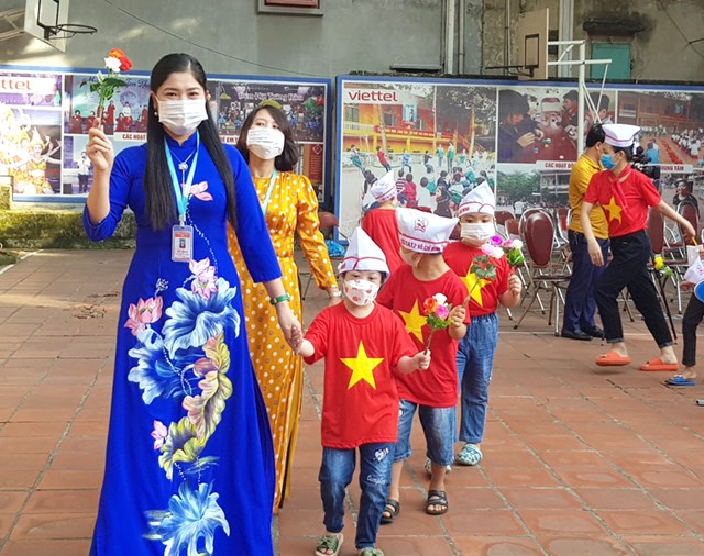 Giám đốc Trung tâm Bảo trợ trẻ em mồ côi tàn tật Việt Trì đón học sinh vào lớp một. &nbsp;