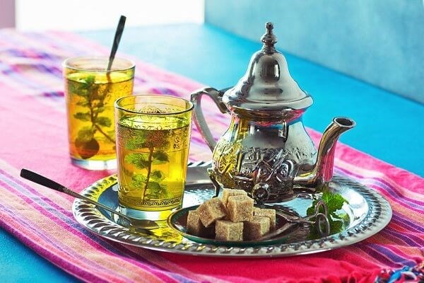 Tr&agrave; bạc h&agrave; Maghreb được mệnh danh l&agrave; quốc hồn quốc t&uacute;y của người Morocco v&agrave; trở th&agrave;nh biểu tượng tr&agrave; của quốc gia n&agrave;y.