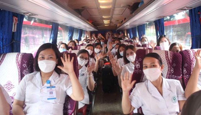 C&aacute;c cán bộ y tế thể hiện tinh thần sẵn sàng và quyết tâm hoàn thành nhiệm vụ trước giờ lên đường.