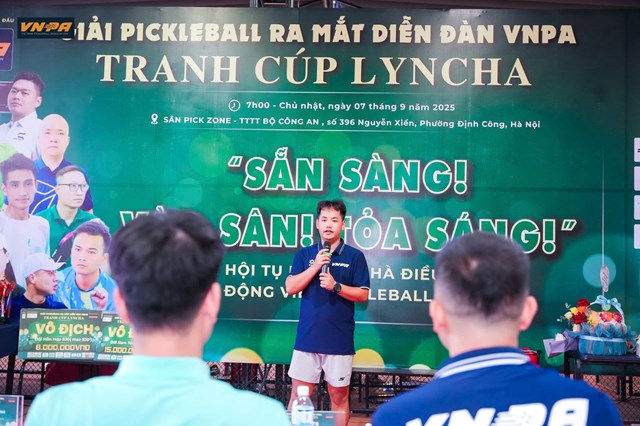&Ocirc;ng Nguyễn Hữu Hiếu - Đại diện nh&agrave; t&agrave;i trợ ph&aacute;t biểu về việc đồng h&agrave;nh c&ugrave;ng diễn đ&agrave;n
