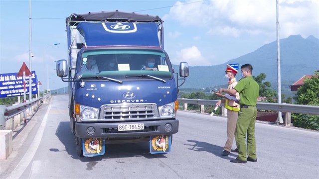 Lực lượng chức năng kiểm tra c&aacute;c phương tiện qua chốt kiểm so&aacute;t dịch cầu Đồng Quang
