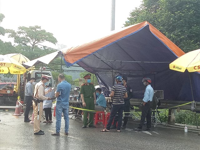 Tại chốt kiểm so&aacute;t dịch Covid - 19 lực lượng C&ocirc;ng an th&agrave;nh phố H&agrave; Nội kiểm so&aacute;t chặt chẽ ra v&agrave;o Cầu Đồng Quang, huyện Ba V&igrave; đi sang huyện Thanh Thủy, tỉnh Ph&uacute; Thọ.