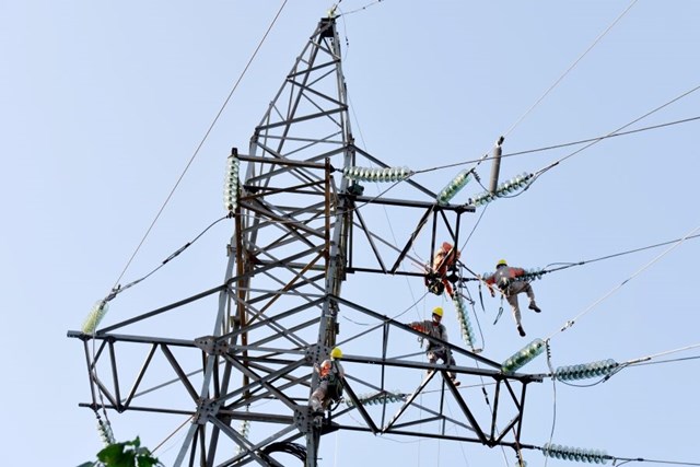 Thi c&ocirc;ng đấu nối tr&ecirc;n hệ thống lưới điện 110kV