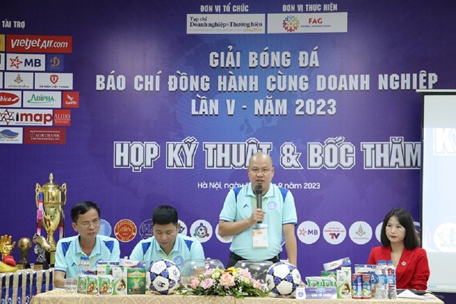 Nh&agrave; b&aacute;o Nguyễn Nam Thắng, Tổng Bi&ecirc;n tập Tạp ch&iacute; Doanh nghiệp v&agrave; Thương hiệu n&ocirc;ng th&ocirc;n, Trưởng ban tổ chức ph&aacute;t biểu tại buổi họp kỹ thuật v&agrave; bốc thăm chia bảng. &nbsp;