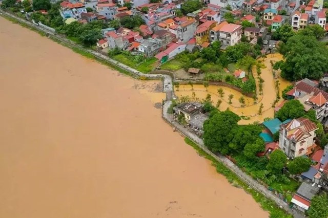 Theo th&ocirc;ng tin nhanh về t&igrave;nh h&igrave;nh thiệt hại do b&atilde;o số 3 g&acirc;y ra tr&ecirc;n địa b&agrave;n huyện Tr&agrave;ng Định, UBND huyện Tr&agrave;ng Định cho biết, t&iacute;nh đến 17h00 ng&agrave;y 10/9 tr&ecirc;n địa b&agrave;n huyện Tr&agrave;ng Định to&agrave;n huyện c&oacute; 2.607 hộ gia đ&igrave;nh thiệt hại về nh&agrave; ở. Trong đ&oacute;, c&oacute; 46 hộ bị sạt lở v&agrave; 03 hộ bị sập ho&agrave;n to&agrave;n, 148 hộ bị t&ocirc;́c m&aacute;i, ngập 2.409 hộ d&acirc;n; 23 nh&agrave; c&oacute; nguy cơ bị sạt lở; c&oacute; 01 hộ tại x&atilde; Qu&ocirc;́c Việt bị c&acirc;y đổ v&agrave;o nh&agrave;. Về c&acirc;y cối v&agrave; hoa m&agrave;u bị ngập khoảng 650ha; thiệt hại c&acirc;y l&acirc;m nghiệp l&agrave; 81,4ha.