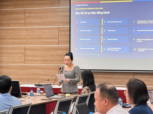 B&agrave; Đ&agrave;o Thị Lan Phương, đại diện c&aacute;c cộng đồng c&ocirc;ng nghệ, cho biết chuỗi chương tr&igrave;nh b&ecirc;n lề TECHFEST Việt Nam 2026 được thiết kế theo nhiều nh&oacute;m hoạt động, gắn với c&aacute;c lĩnh vực v&agrave; đối tượng kh&aacute;c nhau.