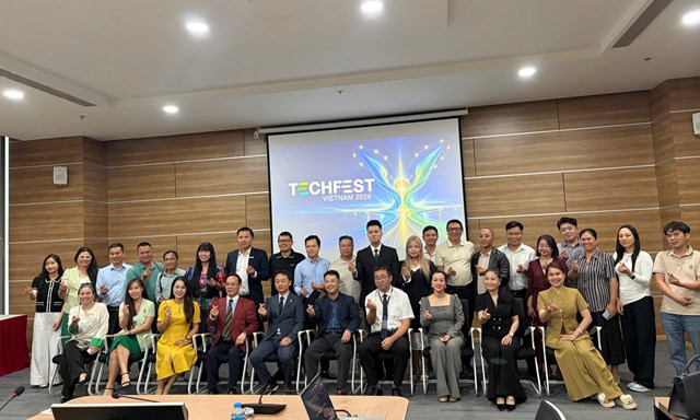 C&aacute;c đối t&aacute;c, đồng trưởng l&agrave;ng c&ocirc;ng nghệ đồng h&agrave;nh c&ugrave;ng TECHFEST Việt Nam 2026