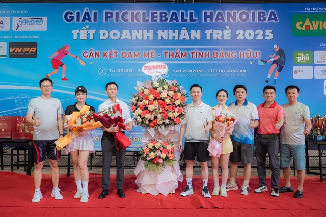 Đại diện l&atilde;nh đạo C&acirc;u lạc bộ Pickleball HNBA nhận hoa ch&uacute;c mừng từ Hội Doanh nghiệp Trẻ Việt Nam.