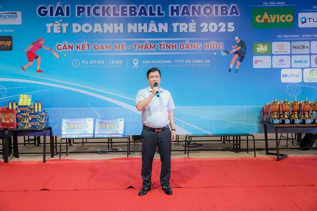 &Ocirc;ng Trần Hữu Đ&ocirc;ng &ndash; Ph&oacute; Chủ tịch Hội Doanh nghiệp Trẻ H&agrave; Nội ph&aacute;t biểu tại Giải Pickleball Tết Doanh nh&acirc;n Trẻ 2025.